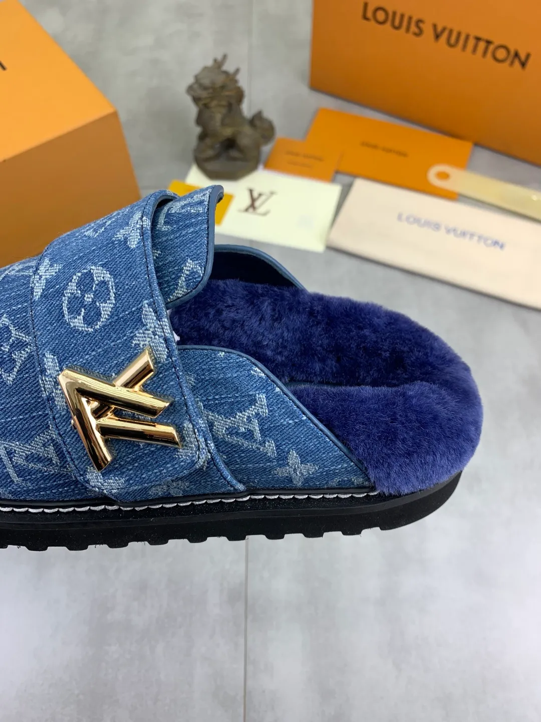 Men's Men's Shoes P480 New Couple Style LV Louis Vuitton L Family Donkey Brand Latest Easy Series Birkenstock Baotou Thick Sole Wool Slippers Sandals Original purchase, development and production This LV Easy sandal is made of suede cow leather, with Monogram pattern to highlight the trendy style. Adjustable straps with illuminated LV letters, flexible insoles and micro outsoles provide a light and comfortable experience. Exquisite packaging at the delivery counter 🛍📦 ▪️Fabric: Original custom imported first-layer cowhide ▪️Inner lining: Original customized warm wool lining ▪️Outsole: Original open-molded rubber foam material ▪️Sole thickness: 4CM ▪️Size: Men and women 35-45
